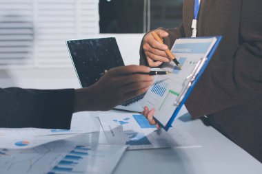 Gözlüklü yetenekli bir avukatla anlaşma imzalamaya odaklanmış genç bir işadamı. Konsantre mali danışman, ofiste erkek müşteriye sözleşme belgesinde imza yeri gösteriyor.