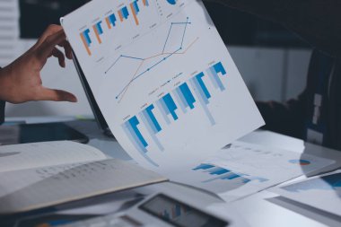 Gözlüklü yetenekli bir avukatla anlaşma imzalamaya odaklanmış genç bir işadamı. Konsantre mali danışman, ofiste erkek müşteriye sözleşme belgesinde imza yeri gösteriyor.