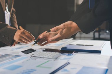 Gözlüklü yetenekli bir avukatla anlaşma imzalamaya odaklanmış genç bir işadamı. Konsantre mali danışman, ofiste erkek müşteriye sözleşme belgesinde imza yeri gösteriyor.