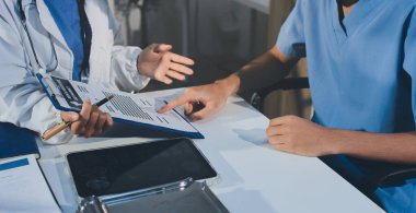 Genç esmer kadın doktor muayenehanesinde muayene oluyor.