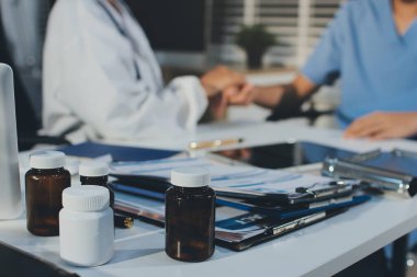 Doktor hastayı kontrol etmeye geldi ve cesaretlendirmek için elini sıktı. Hastanede tedavi edilenleri ve hastaları teselli etmek..