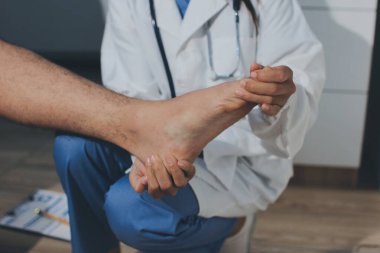 Fizyoterapist hastaya diz ağrısı için egzersiz yapmayı öğretiyor.