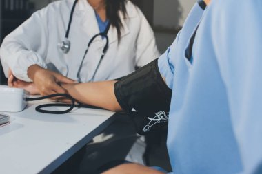 Hastanedeki hastanın kan basıncını ölçen doktor. Sağlık Hizmetleri Konsepti