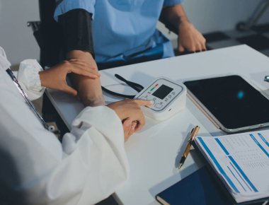 Hastanedeki hastanın kan basıncını ölçen doktor. Sağlık Hizmetleri Konsepti