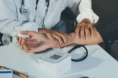 Hastanedeki hastanın kan basıncını ölçen doktor. Sağlık Hizmetleri Konsepti