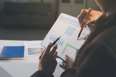 Gözlüklü yetenekli bir avukatla anlaşma imzalamaya odaklanmış genç bir işadamı. Konsantre mali danışman, ofiste erkek müşteriye sözleşme belgesinde imza yeri gösteriyor.