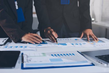 Gözlüklü yetenekli bir avukatla anlaşma imzalamaya odaklanmış genç bir işadamı. Konsantre mali danışman, ofiste erkek müşteriye sözleşme belgesinde imza yeri gösteriyor.