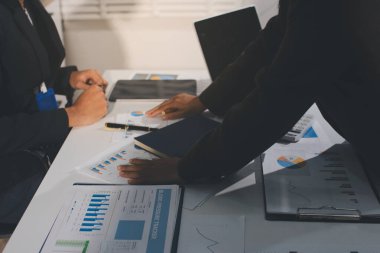 Gözlüklü yetenekli bir avukatla anlaşma imzalamaya odaklanmış genç bir işadamı. Konsantre mali danışman, ofiste erkek müşteriye sözleşme belgesinde imza yeri gösteriyor.