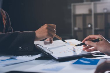 Gözlüklü yetenekli bir avukatla anlaşma imzalamaya odaklanmış genç bir işadamı. Konsantre mali danışman, ofiste erkek müşteriye sözleşme belgesinde imza yeri gösteriyor.