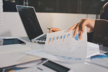 Gözlüklü yetenekli bir avukatla anlaşma imzalamaya odaklanmış genç bir işadamı. Konsantre mali danışman, ofiste erkek müşteriye sözleşme belgesinde imza yeri gösteriyor.