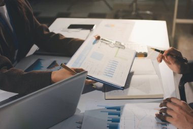 Gözlüklü yetenekli bir avukatla anlaşma imzalamaya odaklanmış genç bir işadamı. Konsantre mali danışman, ofiste erkek müşteriye sözleşme belgesinde imza yeri gösteriyor.