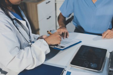 Genç esmer kadın doktor muayenehanesinde muayene oluyor.