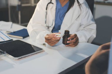 Genç esmer kadın doktor muayenehanesinde muayene oluyor.