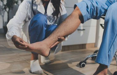 Fizyoterapist hastaya diz ağrısı için egzersiz yapmayı öğretiyor.