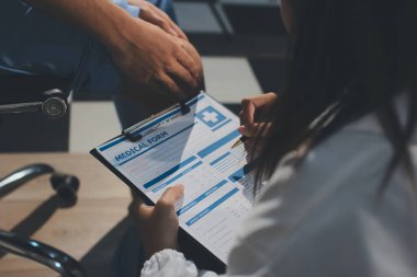 Fizyoterapist hastaya diz ağrısı için egzersiz yapmayı öğretiyor.