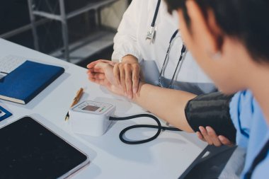 Hastanedeki hastanın kan basıncını ölçen doktor. Sağlık Hizmetleri Konsepti