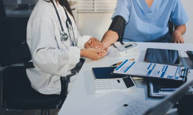 Hastanedeki hastanın kan basıncını ölçen doktor. Sağlık Hizmetleri Konsepti