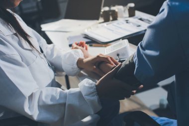 Hastanedeki hastanın kan basıncını ölçen doktor. Sağlık Hizmetleri Konsepti