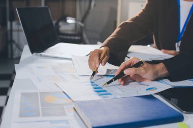 Gözlüklü yetenekli bir avukatla anlaşma imzalamaya odaklanmış genç bir işadamı. Konsantre mali danışman, ofiste erkek müşteriye sözleşme belgesinde imza yeri gösteriyor.