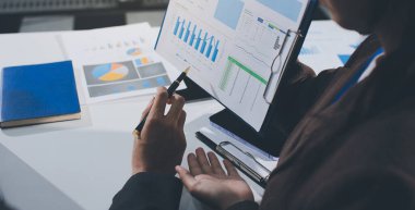 Gözlüklü yetenekli bir avukatla anlaşma imzalamaya odaklanmış genç bir işadamı. Konsantre mali danışman, ofiste erkek müşteriye sözleşme belgesinde imza yeri gösteriyor.