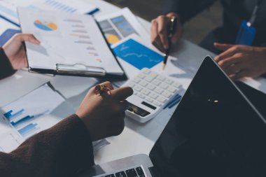 Gözlüklü yetenekli bir avukatla anlaşma imzalamaya odaklanmış genç bir işadamı. Konsantre mali danışman, ofiste erkek müşteriye sözleşme belgesinde imza yeri gösteriyor.