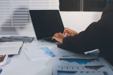 Gözlüklü yetenekli bir avukatla anlaşma imzalamaya odaklanmış genç bir işadamı. Konsantre mali danışman, ofiste erkek müşteriye sözleşme belgesinde imza yeri gösteriyor.