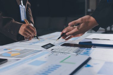 Gözlüklü yetenekli bir avukatla anlaşma imzalamaya odaklanmış genç bir işadamı. Konsantre mali danışman, ofiste erkek müşteriye sözleşme belgesinde imza yeri gösteriyor.