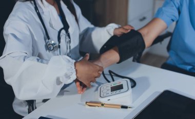 Hastanedeki hastanın kan basıncını ölçen doktor. Sağlık Hizmetleri Konsepti