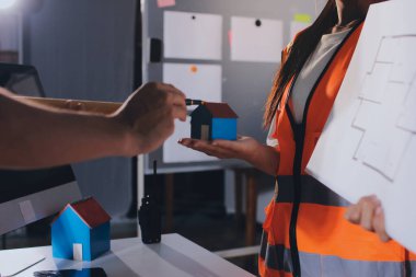 Endüstriyel mühendislerden oluşan bir ekip, fabrikadaki masada bulunan makine planlarını analiz ediyor. Fabrikada ya da üretim tesisinde çalışıyorum..