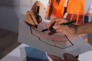 Endüstriyel mühendislerden oluşan bir ekip, fabrikadaki masada bulunan makine planlarını analiz ediyor. Fabrikada ya da üretim tesisinde çalışıyorum..