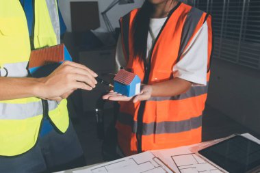 Endüstriyel mühendislerden oluşan bir ekip, fabrikadaki masada bulunan makine planlarını analiz ediyor. Fabrikada ya da üretim tesisinde çalışıyorum..