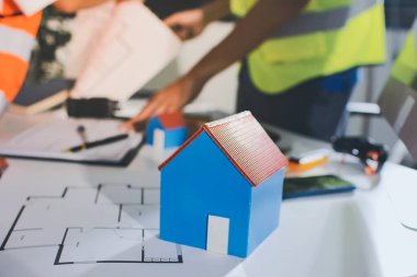 Endüstriyel mühendislerden oluşan bir ekip, fabrikadaki masada bulunan makine planlarını analiz ediyor. Fabrikada ya da üretim tesisinde çalışıyorum..