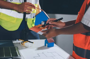 Endüstriyel mühendislerden oluşan bir ekip, fabrikadaki masada bulunan makine planlarını analiz ediyor. Fabrikada ya da üretim tesisinde çalışıyorum..