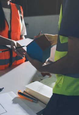 Endüstriyel mühendislerden oluşan bir ekip, fabrikadaki masada bulunan makine planlarını analiz ediyor. Fabrikada ya da üretim tesisinde çalışıyorum..