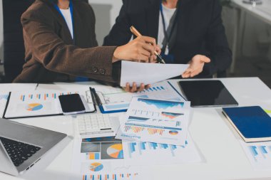 Gözlüklü yetenekli bir avukatla anlaşma imzalamaya odaklanmış genç bir işadamı. Konsantre mali danışman, ofiste erkek müşteriye sözleşme belgesinde imza yeri gösteriyor.