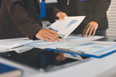 Gözlüklü yetenekli bir avukatla anlaşma imzalamaya odaklanmış genç bir işadamı. Konsantre mali danışman, ofiste erkek müşteriye sözleşme belgesinde imza yeri gösteriyor.