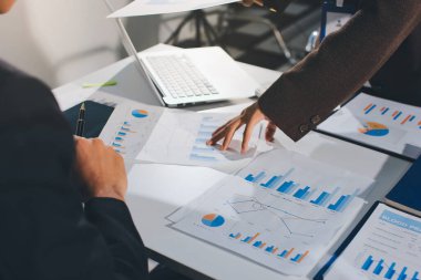 Gözlüklü yetenekli bir avukatla anlaşma imzalamaya odaklanmış genç bir işadamı. Konsantre mali danışman, ofiste erkek müşteriye sözleşme belgesinde imza yeri gösteriyor.