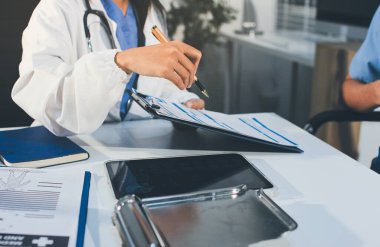 Genç esmer kadın doktor muayenehanesinde muayene oluyor.