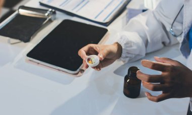 Genç esmer kadın doktor muayenehanesinde muayene oluyor.