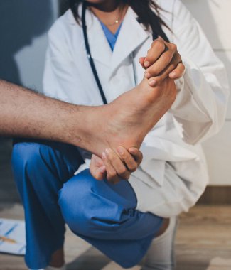 Fizyoterapist hastaya diz ağrısı için egzersiz yapmayı öğretiyor.