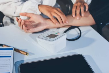 Hastanedeki hastanın kan basıncını ölçen doktor. Sağlık Hizmetleri Konsepti