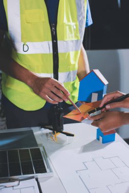 Endüstriyel mühendislerden oluşan bir ekip, fabrikadaki masada bulunan makine planlarını analiz ediyor. Fabrikada ya da üretim tesisinde çalışıyorum..