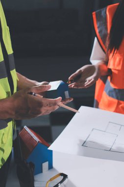 Endüstriyel mühendislerden oluşan bir ekip, fabrikadaki masada bulunan makine planlarını analiz ediyor. Fabrikada ya da üretim tesisinde çalışıyorum..