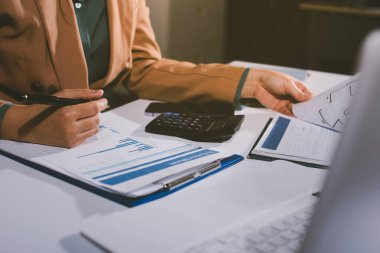 İşadamlarının yakın çekimleri notlar, cep telefonları, çizelgeler, masa, ofis