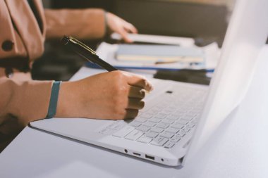 İşadamlarının yakın çekimleri notlar, cep telefonları, çizelgeler, masa, ofis