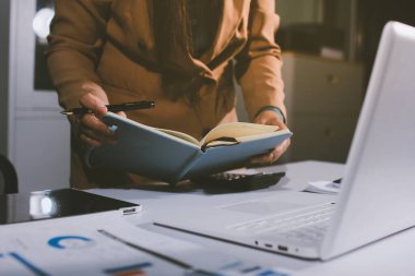 İşadamlarının yakın çekimleri notlar, cep telefonları, çizelgeler, masa, ofis