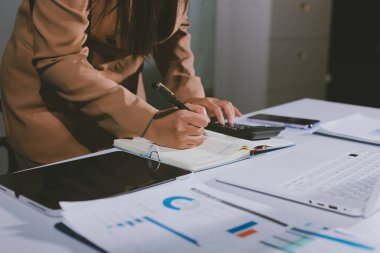 İşadamlarının yakın çekimleri notlar, cep telefonları, çizelgeler, masa, ofis