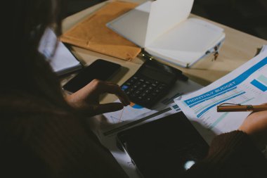 İşadamlarının yakın çekimleri notlar, cep telefonları, çizelgeler, masa, ofis