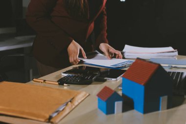 Müşteri emlak acentesinde emlak sözleşmesi imzaladı.