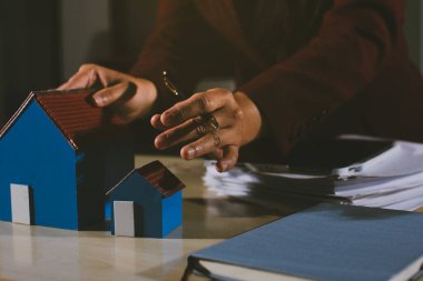 Müşteri emlak acentesinde emlak sözleşmesi imzaladı.